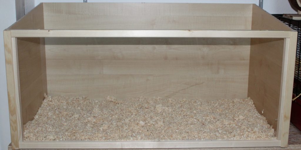 Erste Schicht Kleintierstreu einbringen