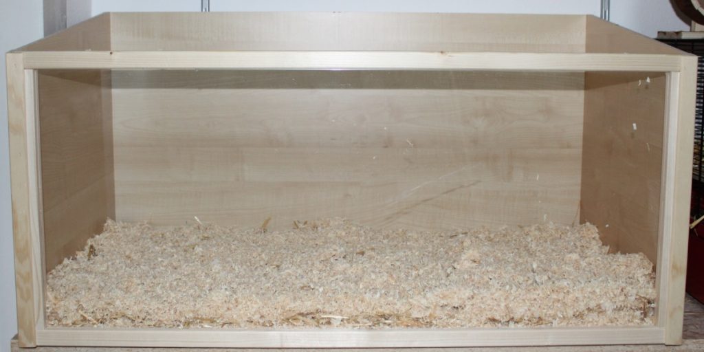 Erneut eine Lage Kleintierspäne einbringen
