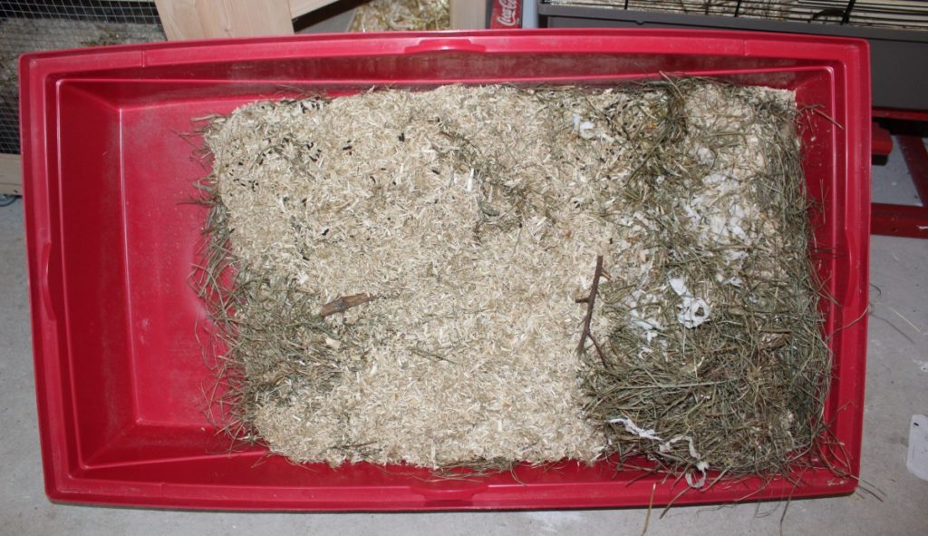 Kunststoffwanne des Gitterkäfigs mit Streu