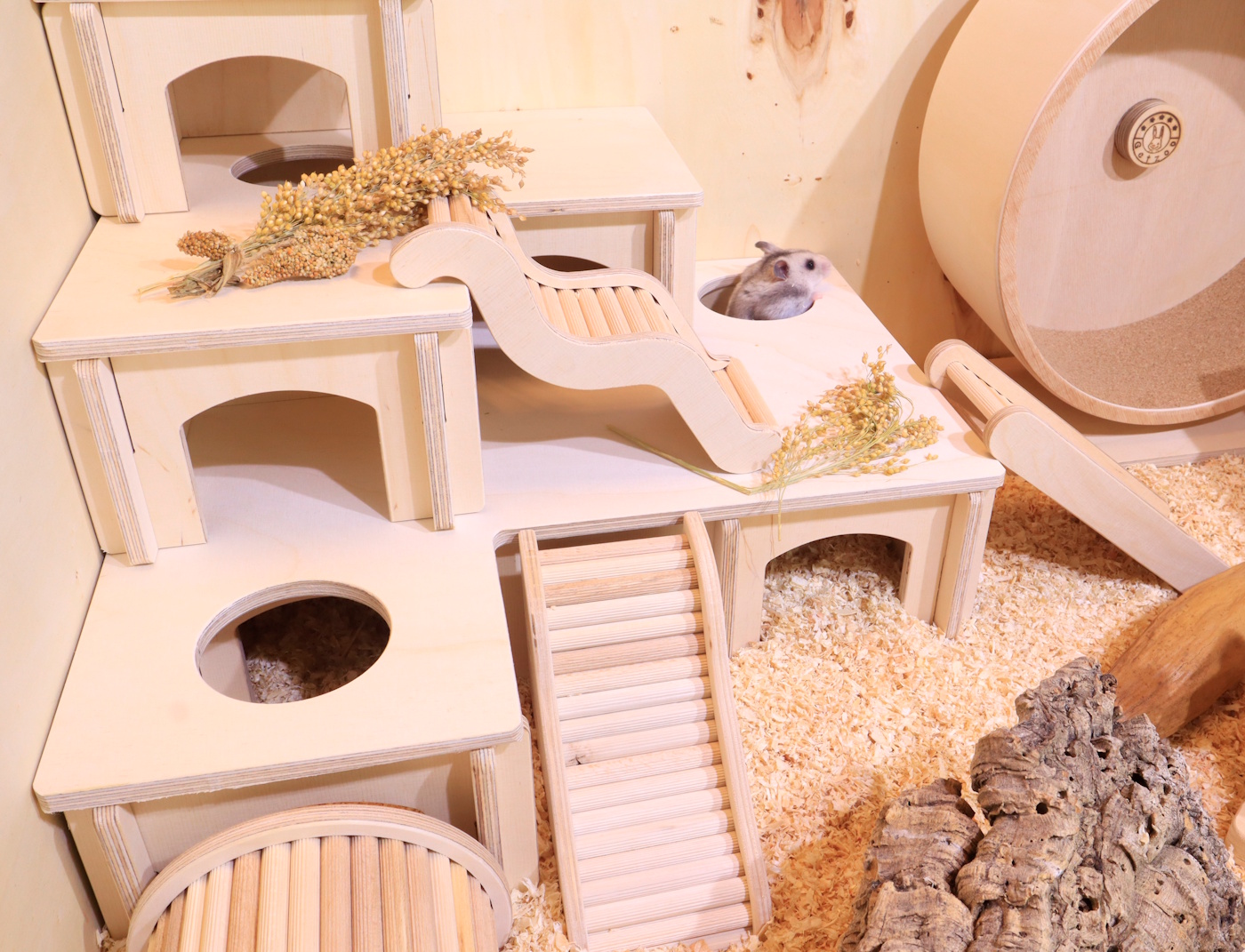 Das Foto zeigt ein Hamsterhaus, das aus mehreren Ebenen besteht