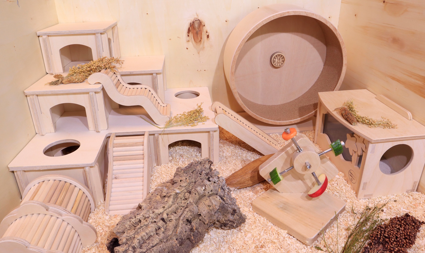 Das Foto zeigt die Einrichtung eines Hamsterkäfigs