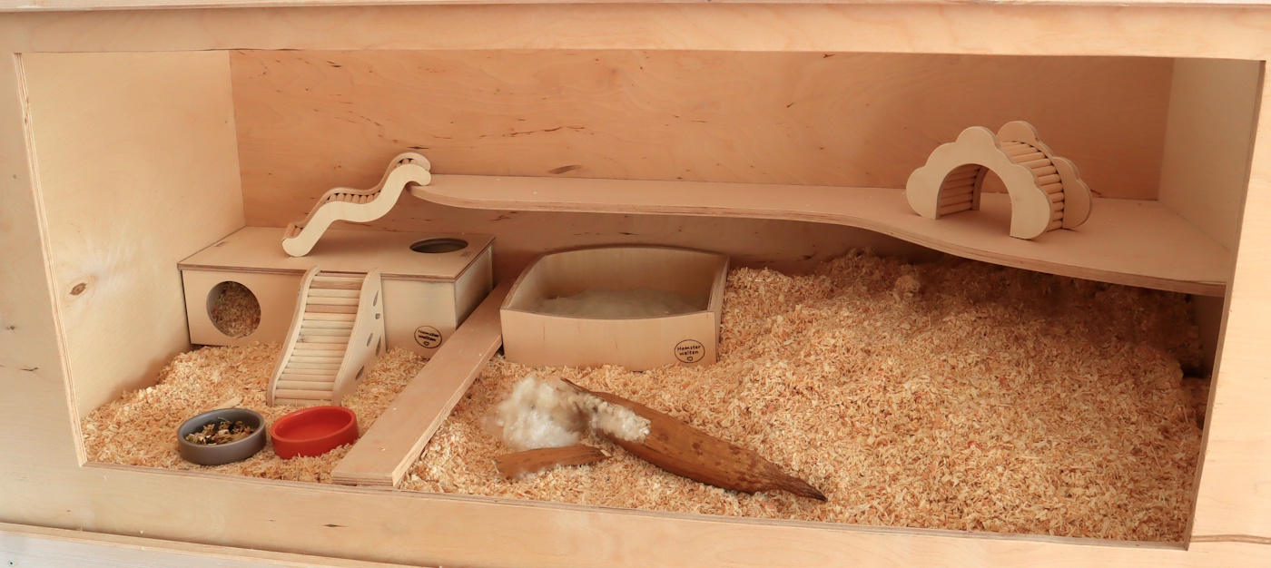 Das Foto zeigt verschiedene Etagen in einem Hamsterkäfig